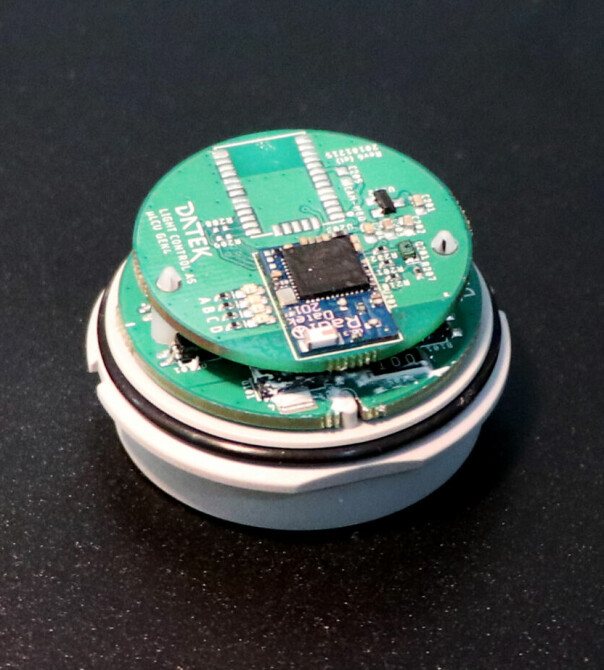 Zigbee-chippen sitter på de fleste av Datek-produktene. 📸: Jørgen Jacobsen