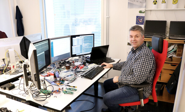 Senior systemutvikler Kåre Gunnar Bolling Nesheim ved pulten sin. Han synes arbeidet hos Datek nesten er som å være tilbake i 8-bit-verdenen. 📸: Jørgen Jacobsen