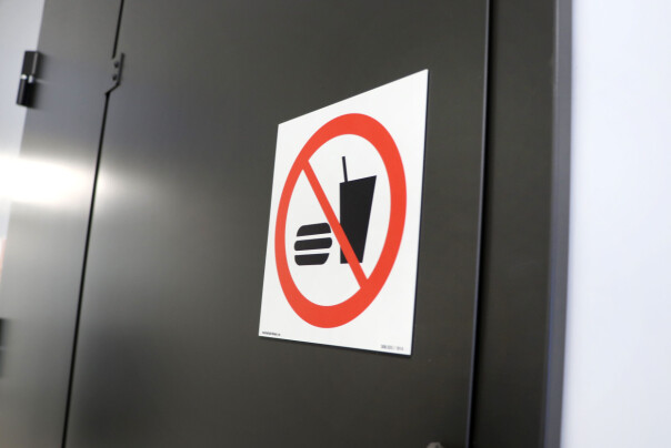 Lead Architech Elgethun flirer litt når han forteller om at det ikke er lov med Coca-Cola på serverrommene. 📸: Jørgen Jacobsen