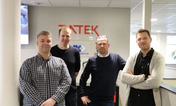 Datek-gjengen har forskjellige utdannelser, og har ingen konkret oppskrift på hvordan man kommer seg inn i IoT-bransjen. Fra venstre: Senior systemutvikler Kåre Gunnar Bolling Nesheim, senior systemutvikler Christian Schwarz, senior hardwareutvikler Hans-Petter Grimstad og teknisk sjef Espen Westgaard. 📸: Jørgen Jacobsen