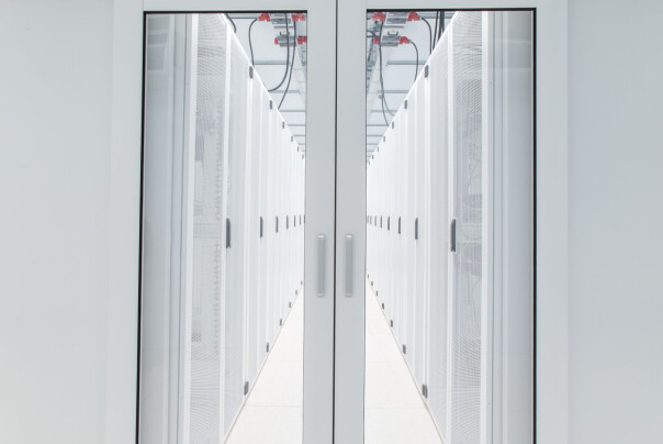 Et typisk serverrom hos Basefarm, kritthvitt fra gulv til tak. 📸: Terje Borud / Basefarm