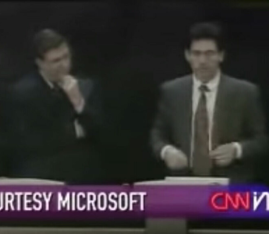 Bill Gates og Chris Capossela på scenen rett før blåskjermen dukker opp. 📸: YouTube