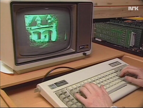 I fremtiden skal brannvesenet kunne hente ut informasjon om hus i byen fra de gigantiske harddiskene til databedriften i Byremo. 📸: NRK