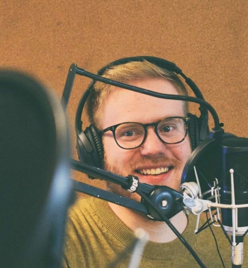 Kjetil M. Golid jobber som utvikler i Bekk, og lager kodekunst på fritida. Her fra et besøk i BartJS-podcasten. 📸: BartJS
