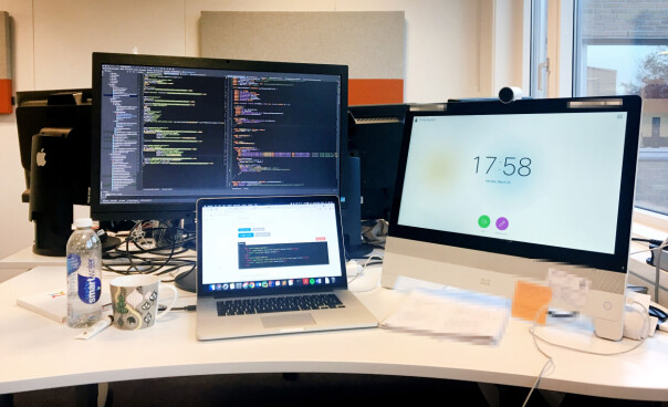 Pulten til Phrida Norrhall i Cisco. Cisco-skjermen til høyre er ett av produktene hun lager løsninger for. 📸: Privat