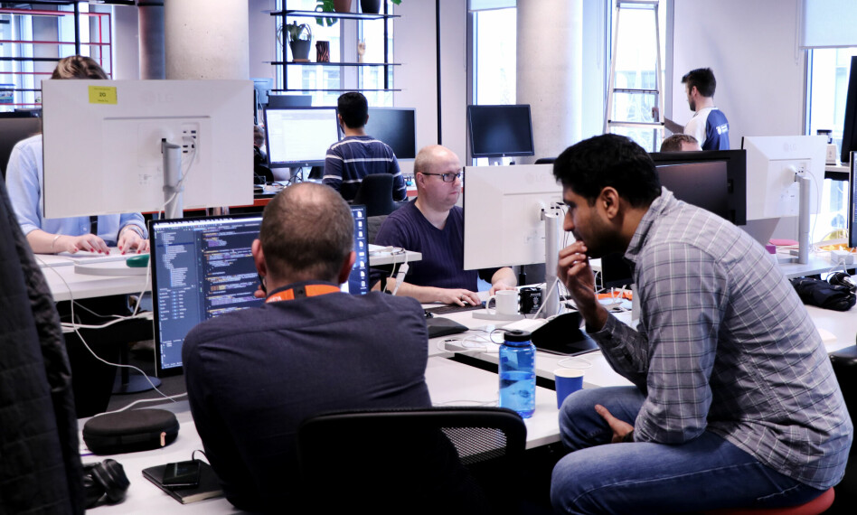 Vil du tjene mest mulig penger som utvikler i Norge, må du bli en form for sjef, drive med devops eller lage apper. I alle fall ifølge tallene våre, fra Kodeløkka-undersøkelsen. Illustrasjonsbildet er fra Vipps' lokaler i Oslo. 📸: Jørgen Jacbosen