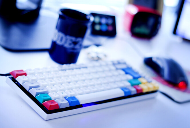Du kan vinne et Vortex Race 3, med Cherry MX Brown-brytere, om du klarer å løse selve kodekrimmen. Dette er forøvrig Ole Petters TREDJE kjøp av det samme tastaturet. 📸: Ole Petter Baugerød Stokke