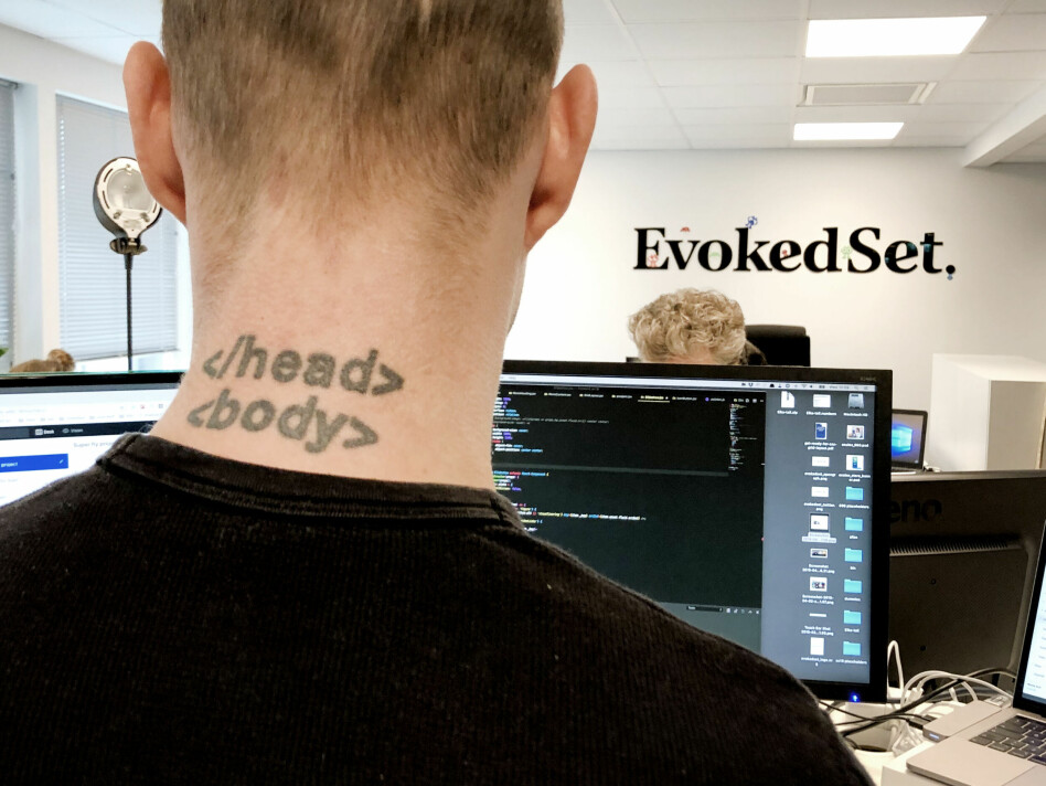 Tatoveringen i nakken til Martin Menneske Gammelsæter Jacobsen gjør det rimelig klart hva han liker å kode. 📸: Privat