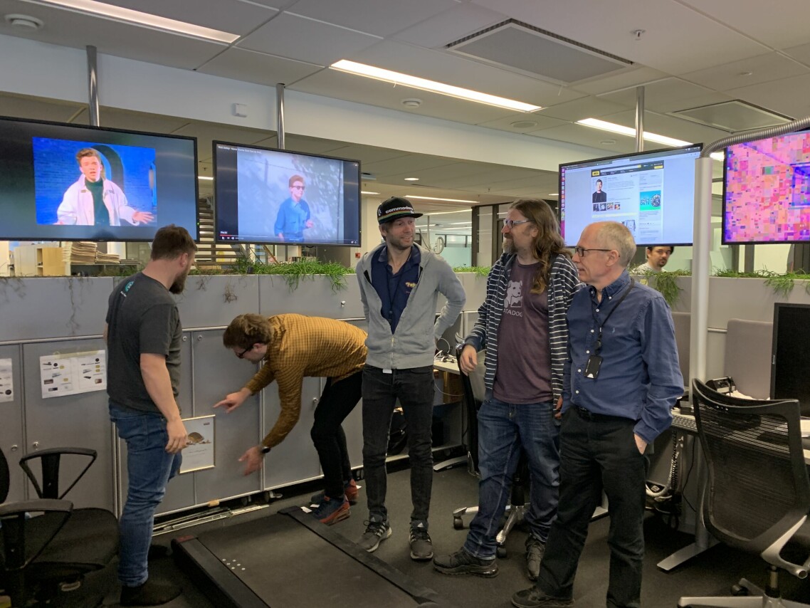 God steming hos hosting-gjengen i VG. De har til og med fått besøk av en kjent kar på storskjerm. 📸: Privat