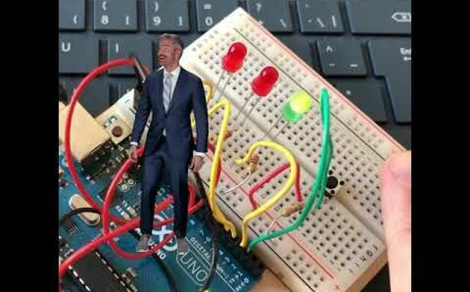 kode24 prøver Arduino, føler seg som Gud