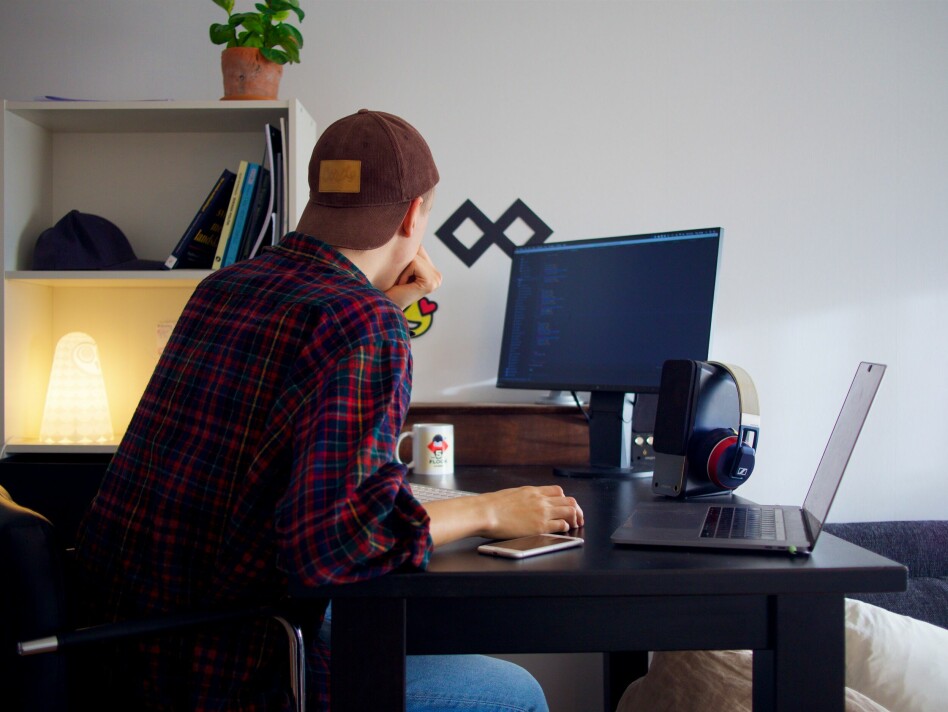 Utviklere med capsen bak/fram, som subber inn til ugudelige tider? Ikke vanlig, ifølge våre tall. 📸: Per Lööv / Unsplash