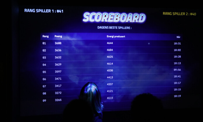 En ung spiller følger spent med på hvor hun havner på highscore-tabellen. En tabell som forøvrig blir nullstilt hver dag, siden rundt 200 spilløkter gjennomføres i døgnet. 📸: Jørgen Jacobsen