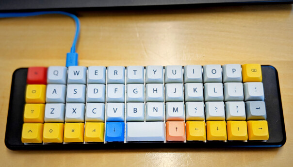 Hvordan programmerer man på et så lite tastatur? Svaret er de mange funksjonstastene, som man bruker for å navigere ulike lag, med ulike sett av tegn. Trikset er å huske hva som er hvor. 📸: Eivind B. Smedseng