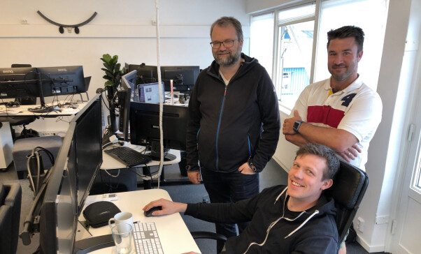 Are Pedersen (til venstre) er en av to utviklere i Linkpulse. Thomas Nervik (til høyre) er Customer Success Manager. Nederst er diftsansvarlig Magnus Liseter. Liseter forteller at de er et lite team som velger pragmatiske løsninger for å lykkes. 📸: Privat