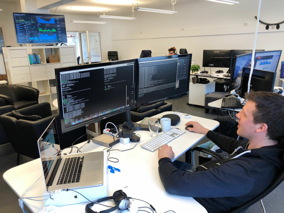 Magnus Liseter bak pulten hvor driften av Linkpulse styres. 📸: Privat