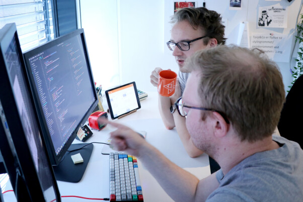 Folk på arbeidsplassen tenker ikke at du er idiot om du stiller spørsmål. Tvert i mot liker de fleste utviklere å dele kunnskap. 📸: Sondre Tallaksrud