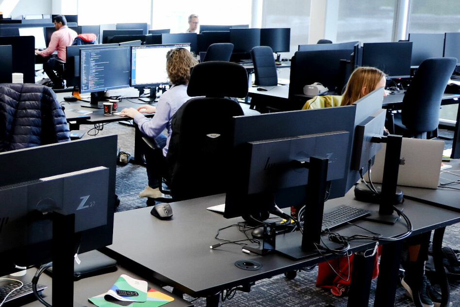 Utviklere i Akershus og Bergen jobber ifølge våre tall mer overtid enn utviklere i for eksempel Trøndelag. Og devops-folk jobber langt mer enn for eksempel app-utviklere. Dette er et illustrasjonsbilde fra TV 2 sine lokaler i Media City i Bergen. 📸: Ole Petter Baugerød Stokke