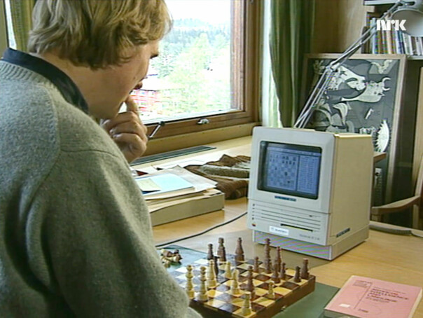 Henrik Sinding-Larsen ved Norges almenvitenskapelige forskningsråd kjemper mot datamaskinen i sjakk. Men nekter for at den har fantasi. Dessverre. 📸: NRK