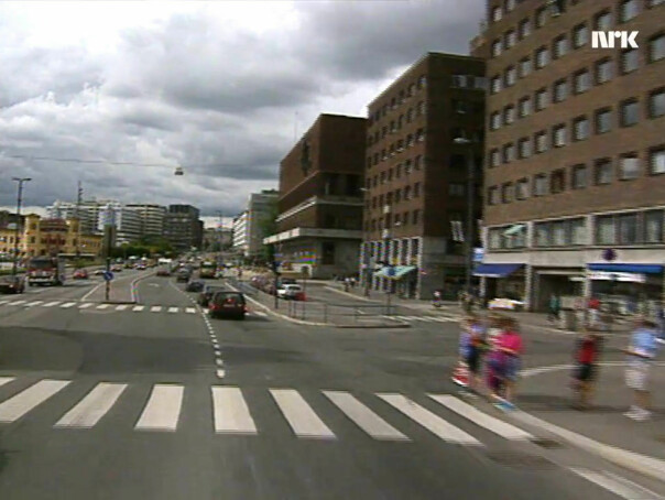 Datamaskiner som kjører bil gjennom Oslo-trafikken var en fjern drøm i 1992. Her kjører de forbi rådhuset, på det som da var en svært så trafikkert gate. 📸: NRK