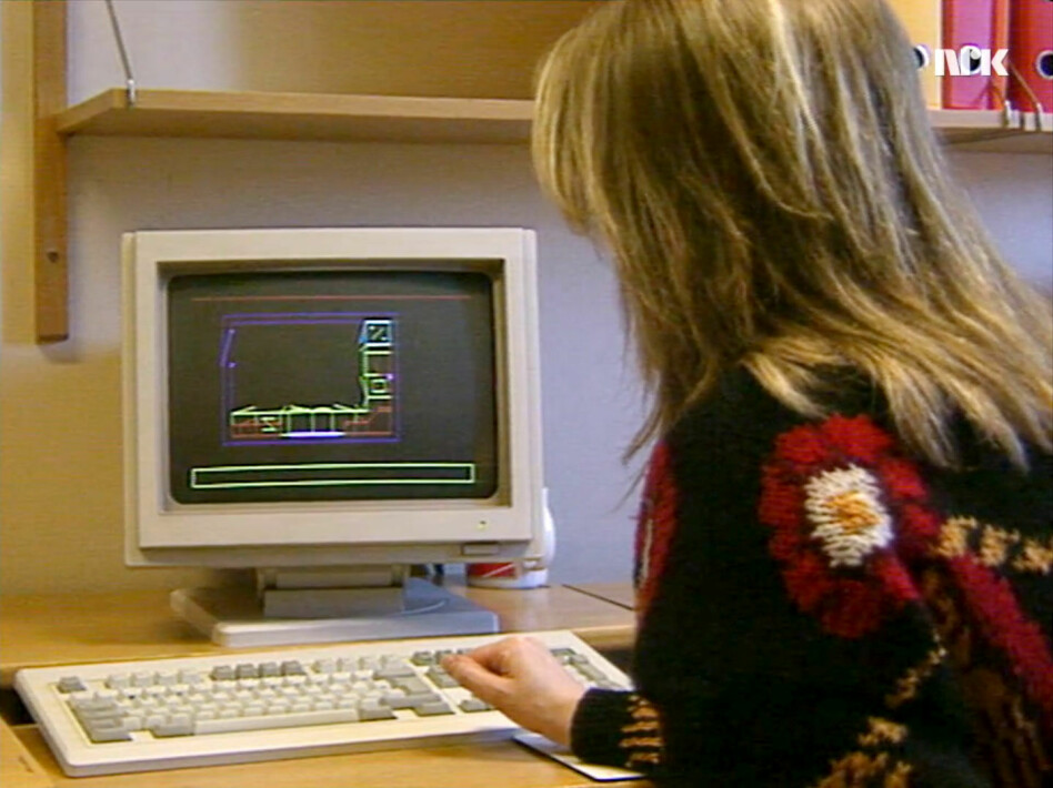 Forskeren Mette Kloster ved Senter for industriforskning i full sving med Noremas kjøkkendesigner, som lot datamaskinen selv lage planløsninger ved hjelp av datidens kunstige intelligens. 📸: NRK