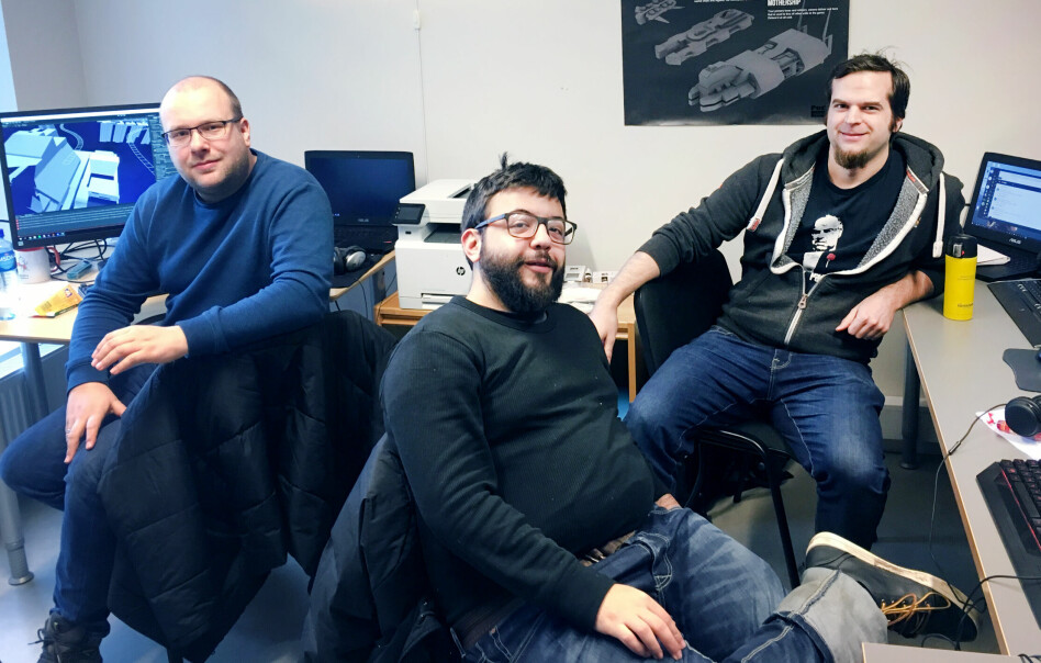 Anders Lindås, til venstre, sammen med Theodor Florian Purcaru og Andreas Fjell, utgjør kjernen av PodPal Games. De jobber nå ved siden av andre jobber for å bli ferdige med det norske spillet Age of Space. 📸: PodPal Games