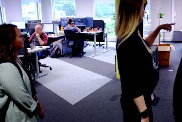 Utviklerne i tidligere Fast, som nå har flytta inn sammen med resten av Microsoft, er de eneste som får ha faste plasser i det nye Microsoft-bygget. I åpent kontorlandskap, vel og merke. 📸: Ole Petter Baugerød Stokke