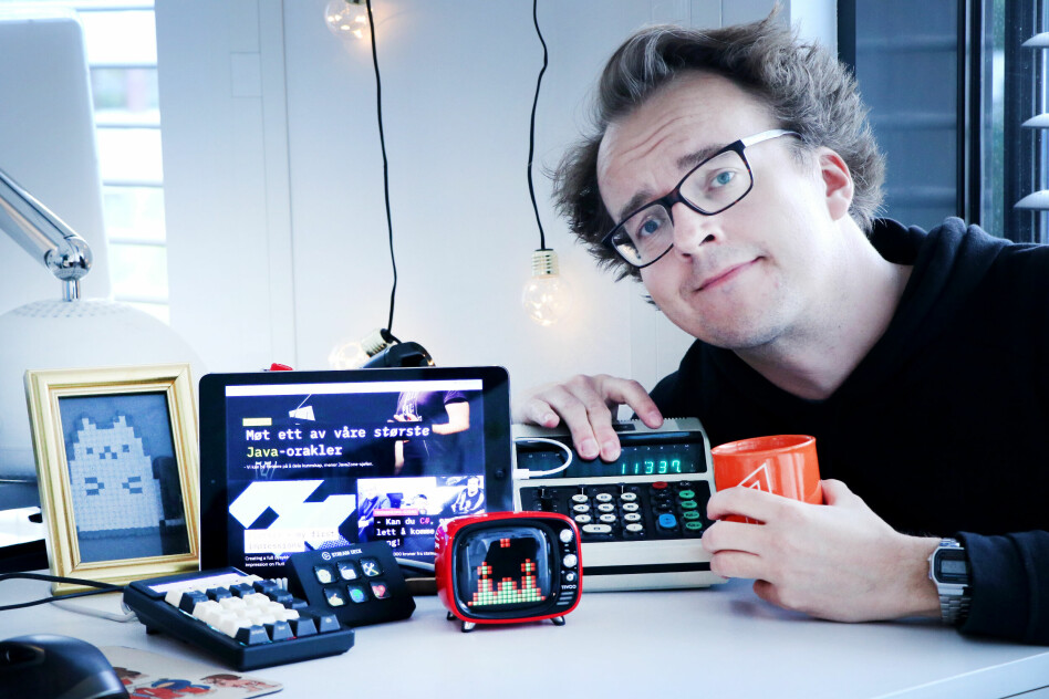 Gamle iPad-er, kalkulatorer, ting med mange knapper - jeg kan aldri få nok av slikt drit på pulten min. Jeg skammes forøvrig over å ha tatt dette bildet med selvutløser, fordi jeg ikke turte å be noen om å ta et bilde av meg, og Jørgen er på ferie. 📸: Ole Petter Baugerød Stokke