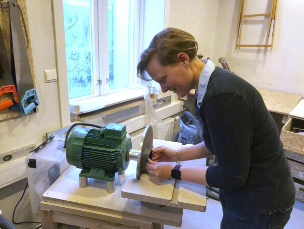 Hanne Johnsen i sving med å prototyper av den fysiske boksen. 📸: Privat
