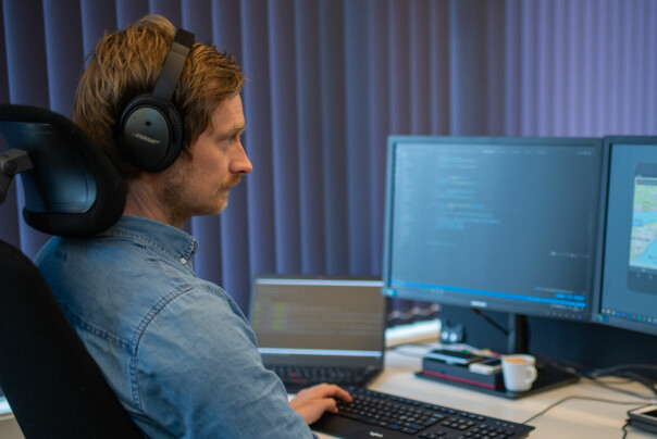 - Jeg elsker å bare progge på med headphones helt til jeg har glemt tid og sted, forteller Eirik Hodne. 📸: Lasse Røsvik