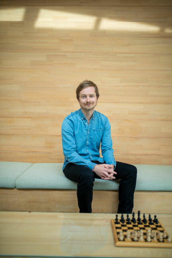 Ukas Koder Eirik Hodne, klar for et parti sjakk. Tilsynelatende. 📸: Lasse Røsvik