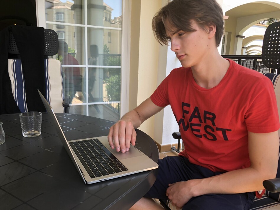 Emil Lunde-Bakke skal opp i andreklasse på videregående etter sommerferien. Da har han valgt teknologi og forskningslære, som forhåpentligvis betyr at han faktisk får kodet litt på skolen. Det blir i så fall første gang, forteller han. Kodingen han kan allerede har han lært seg selv. 📸: Privat
