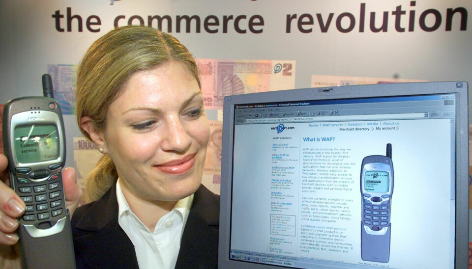 Nokia 7110 var den første telefonen på det norske markedet med WAP-støtte. Her fra InfoBase 2000-messen i Frankfurt. 📸: Frank Rumpenhorst / Scanpix