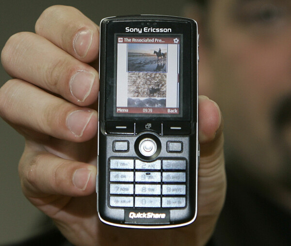 I 2006 så fortsatt nettsider slik ut på mobiltelefoner. Her viser Opera CEO Jon Von Tetsczner frem Opera-nettleseren på en Sony Ericsson-telefon.📸: Lenny Ignelzi / Scanpix
