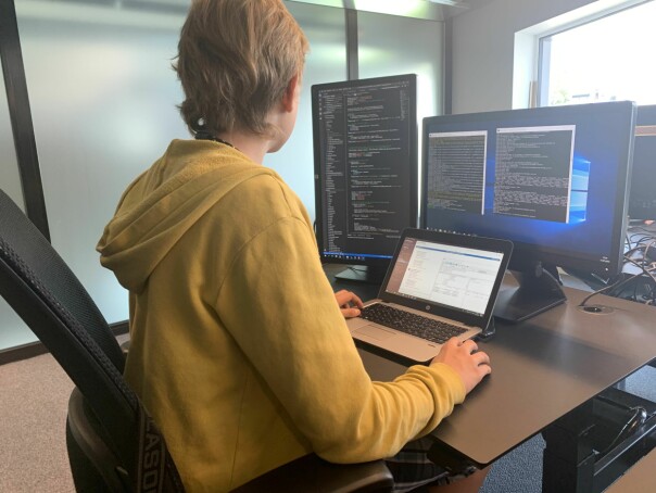 Igor på jobb hos ice. Han forteller at Python er favorittspråket. 📸: Privat