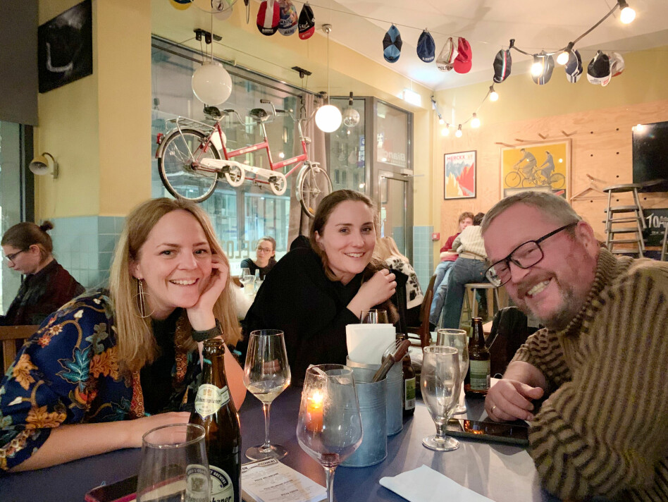 Nina Sletten, Ragnhild Byrkjeland og Yngvar Johnsen i Blank spiser pizza. Pizzabot inviterte dem. 📸: Privat