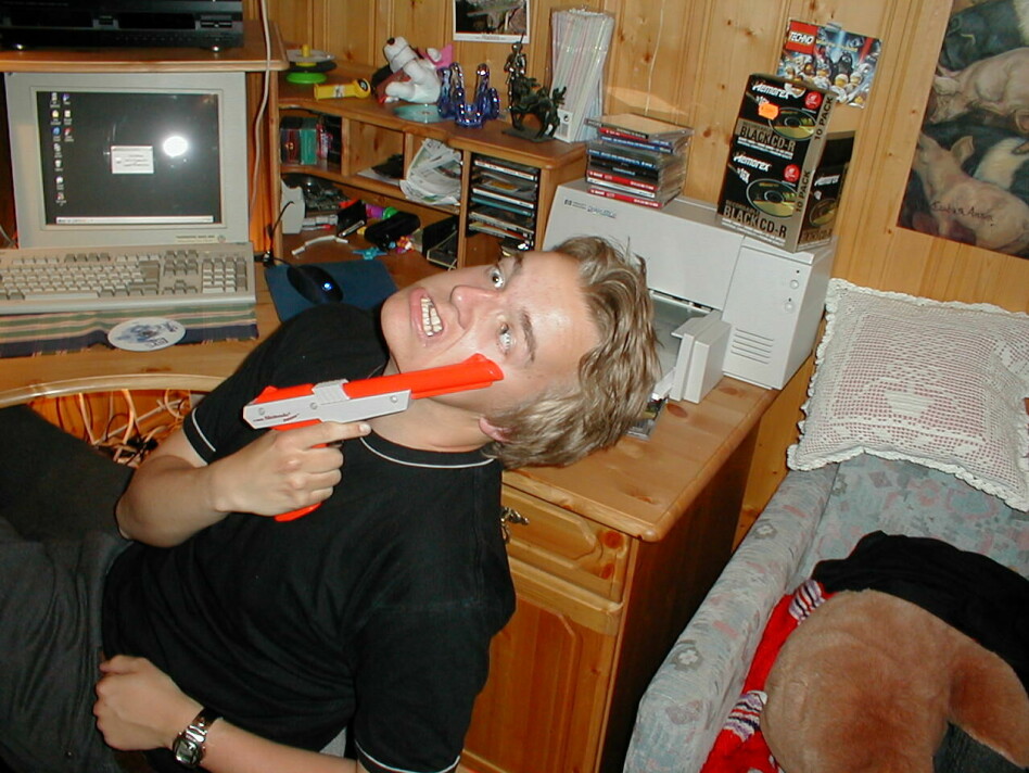 Det var her, på rommet mitt i Porsgrunn, på denne PC-en, trygt plassert i dette lekre PC-bordet, at jeg programmerte i Visual Basic rundt år 2000. Akkurat dette bildet er fra 2001, da jeg var 17 år gammel og syntes det var kjempegøy å gjøre meg til på bilder. 📸: Privat