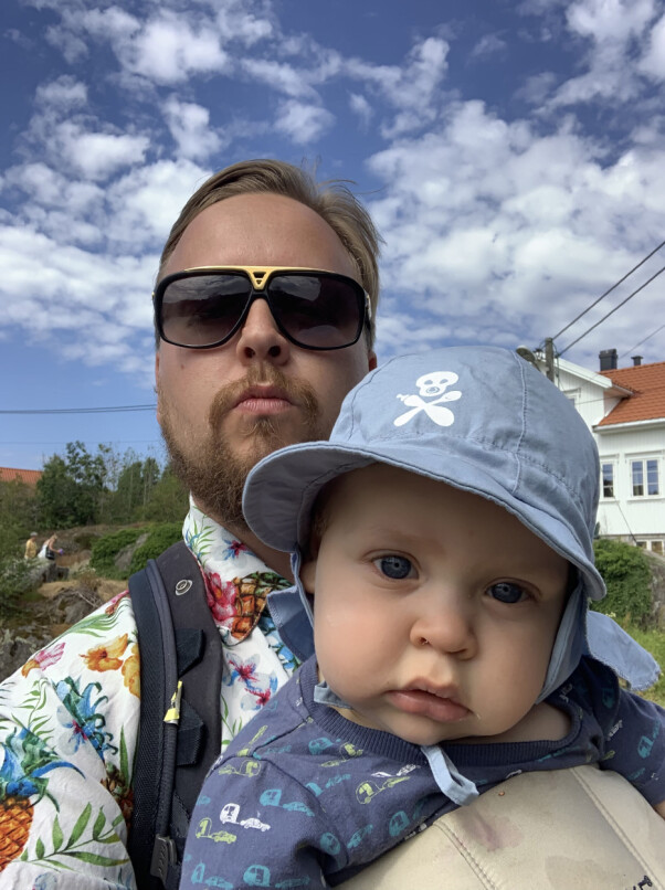 Kristofer Giltvedt Selbekk merker at barn nødvendigvis fører til mindre fritid, men foreløpig har han klart å presse inn fag i de ledige stundene han har. 📸: Privat