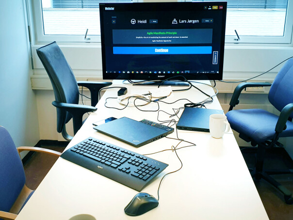 Her er rommet NRK bruker til mobb-programmering. Tastaturet går på rundgang. 📸: Privat