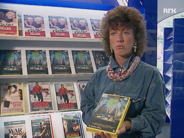 Elisabeth Rød med Teenage Mutant Ninja Turtles. Den hadde 15-årsgrense, men det var ikke alle foreldre like flinke til å ta konsekvensene av. 📸: NRK