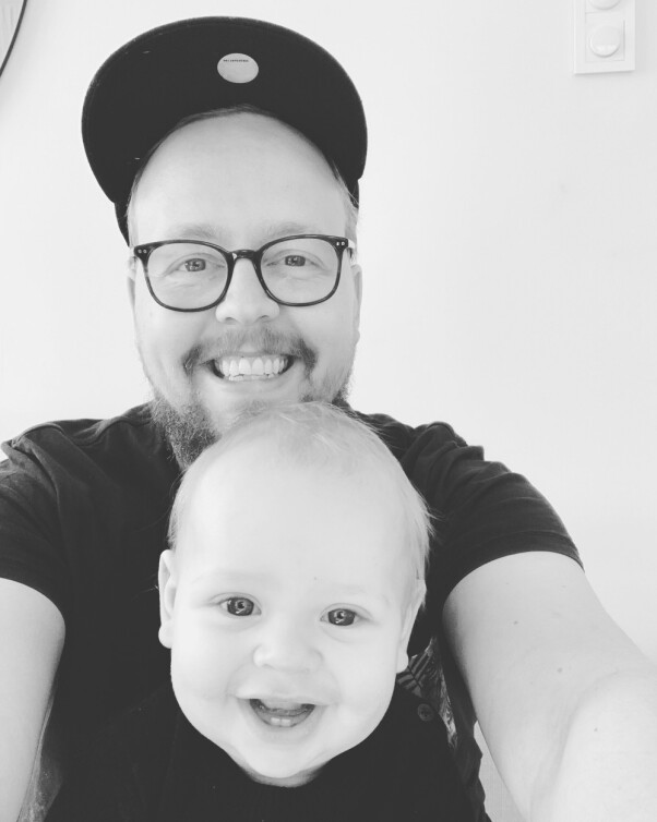 Kristofer Gilvedt Selbekk i Bekk sammen med sitt nye familiemedlem. 📸: Privat