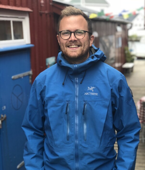 Erik Wendel er fagsjef for utviklerne i Bekk, men akkurat her står han på brygga i Henningsvær. 📸: Privat