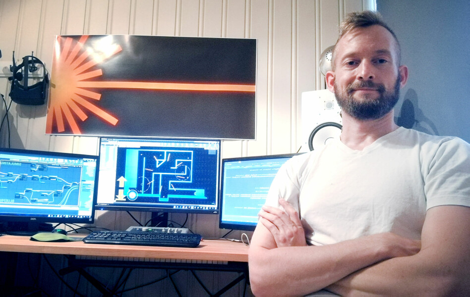 Benedikt Örn Hjaltason studerer spillteknologi på Høgskolen Innlandet, Campus Hamar. Her sitter han hjemme og jobber med spillet sitt. 📸: Privat