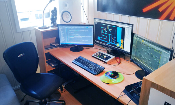 Her, på hjemmekontoret, sitter Benedikt Örn Hjaltason og jobber med spillet sitt Spheroid X Zero-G Platformer. 📸: Privat