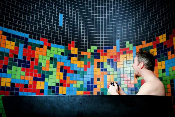 Da Christin Gorman skulle lage dette badet, skrev hun kode for å generere Tetris-designet på flisene. 📸: Privat
