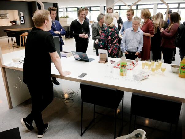 Jørgen skuer utover lanseringsfesten for kode24. Vi hadde kjøpt inn altfor mye Urge, men det var ikke oss i mot. 📸: Ole Petter Baugerød Stokke