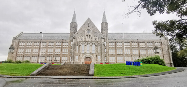 Det ikoniske Gløshaugen-bygget på NTNU i Trondheim, hvor Anders Granås studerer. 📸: Privat