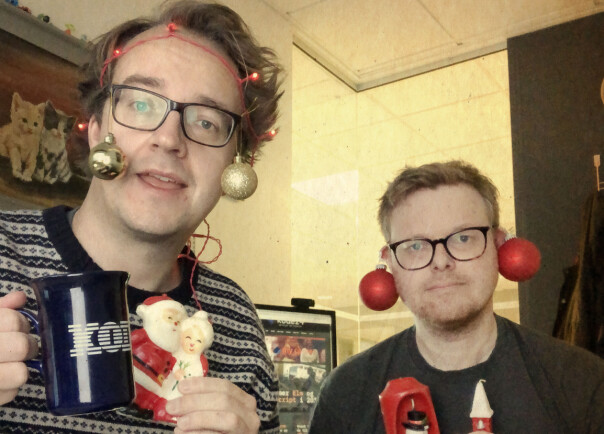 Kan dette være det en nettavis skal gjøre? Ta julekuler i øra og legge ut bilder av det? Ja, det kan det, faktisk. Det bestemmer vi helt selv. Og dette har større effekt om du skal promotere en julekalender enn en skjermdump. 📸: Ole Petter Baugerød Stokke
