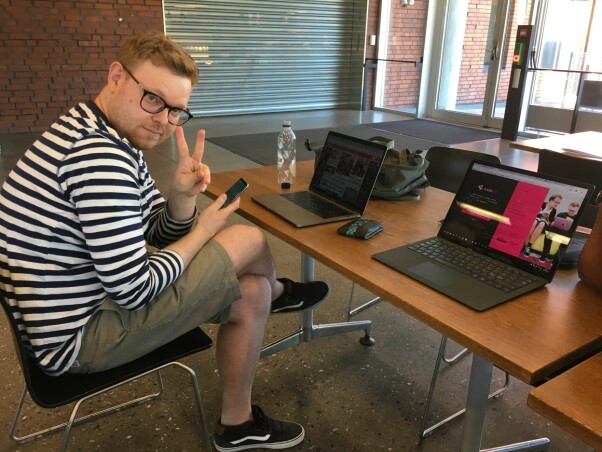 Her sitter Jørgen i kantina på IFI på Universitetet i Oslo og flikker litt på landssida som var kode24.no våren 2018. Vi hadde nettopp vært hos Startuplab, som Aller Media eier deler av. 📸: Ole Petter Baugerød Stokke