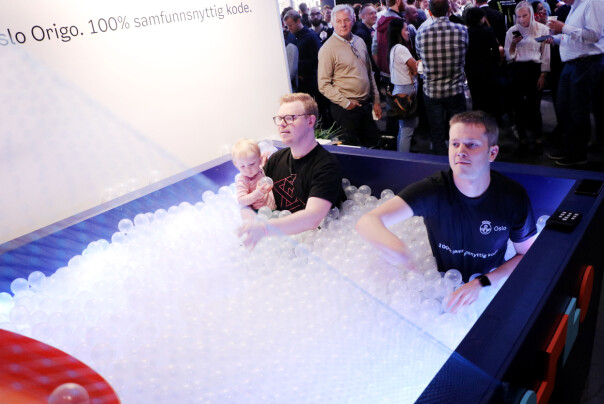 Oslo Origo sin stand på JavaZone 2019. De hadde laget et eget kaste-ball-spill, som var akkurat passe kleint til at det ble litt gøy. 📸: Ole Petter Baugerød Stokke