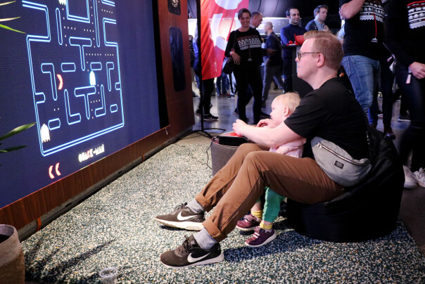 CGI sin stand på JavaZone 2019. De hadde en Switch med en arkadekontroller og et spill og en storskjerm. Midt på treet. 📸: Ole Petter Baugerød Stokke